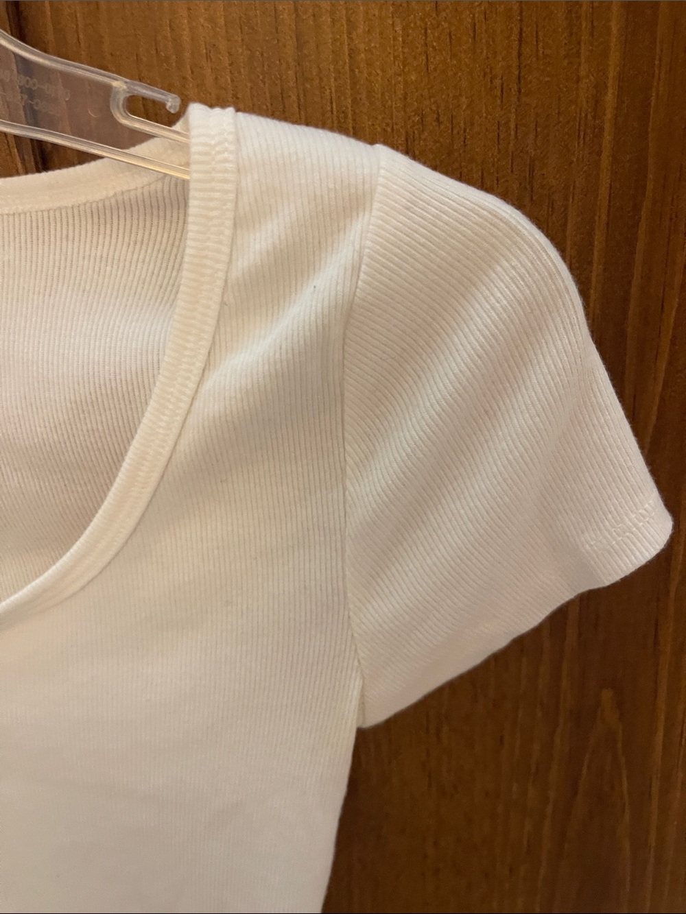 Colsie Cream Ribbed V-Neck Crop Top - Picture 4 of 5
